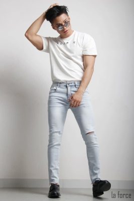 áo phông màu trắng phối với quần jean