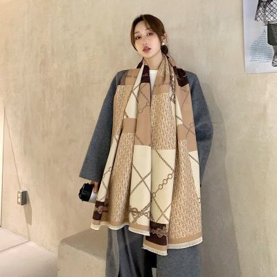 Cách choàng khăn kiểu thả tự nhiên